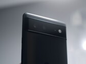 Parte trasera de un teléfono Google Pixel negro con la barra de cámaras típica de la serie Pixel 6