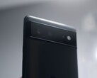 Parte trasera de un teléfono Google Pixel negro con la barra de cámaras típica de la serie Pixel 6