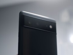 Parte trasera de un teléfono Google Pixel negro con la barra de cámaras típica de la serie Pixel 6