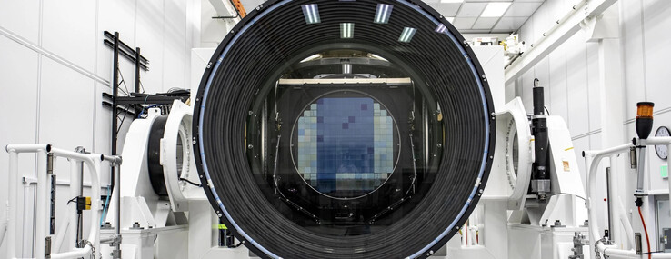 Aún mayores que la propia cámara son los tres espejos adicionales con diámetros de ocho, cinco y tres metros. (Imagen: SLAC)