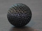 Trabajo de impresión en TPU; la bola mide 30 mm de diámetro, y los lados del triángulo miden 3 mm
