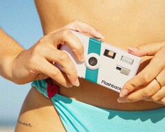 La One35 V2 parece una cámara compacta analógica, pero tiene un sensor digital. (Fuente de la imagen: Flashback)