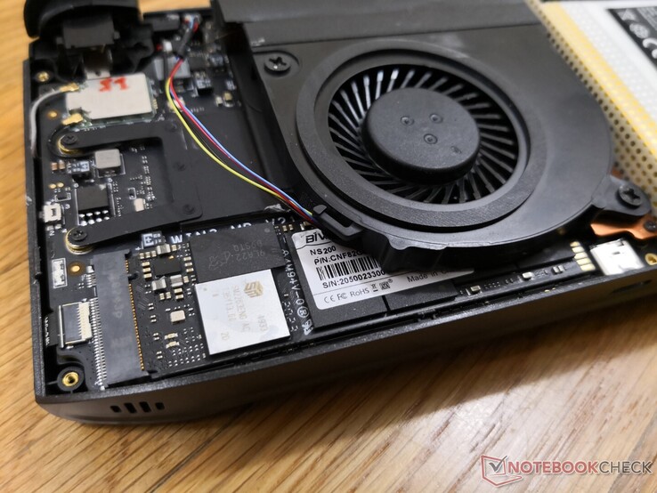 El M.2 PCIe 4.0 x4 2280 SSD puede ser actualizado después de quitar el ventilador. GPD dice que el dispositivo sólo admite unidades M.2 de un solo lado