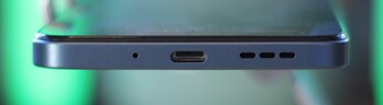 Parte inferior: micrófono, puerto USB-C, altavoz