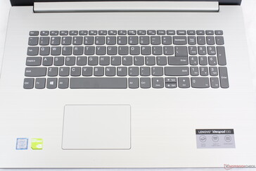 Mucho espacio vacío alrededor del teclado y un trackpad relativamente pequeño