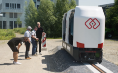 El monocasco de transporte para el campus en una pista de pruebas de 20 metros