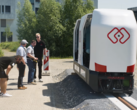 El monocasco de transporte para el campus en una pista de pruebas de 20 metros