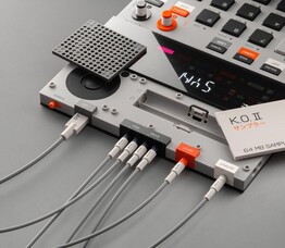 El KO II tiene micrófono incorporado, altavoz, varias opciones de E/S y alimentación por batería (Fuente de la imagen: Teenage Engineering)