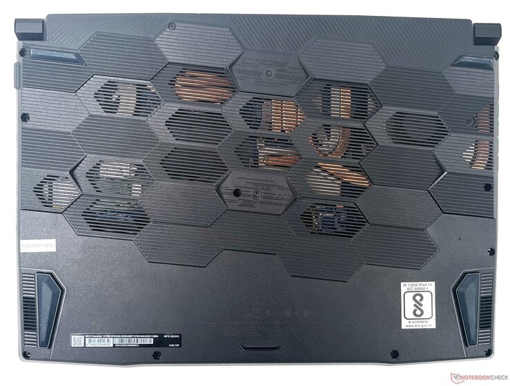 MSI Crosshair 15 R6E: Panel trasero