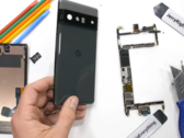 El Pixel 6 Pro en modo de desgarro. (Fuente: JerryRigEverything vía YouTube)