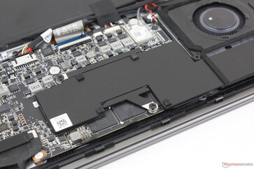 Los módulos RAM no actualizables son visibles junto a la CPU