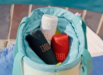 El Grip está disponible en seis colores brillantes, incluidos los tres que se ven aquí (Fuente de la imagen: JBL)