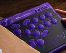 8BitDo ha colaborado con los jugadores de Vxbao y Zhen Esports para el Arcade Controller Transparent Purple Signature Edition. (Fuente de la imagen: 8BitDo)