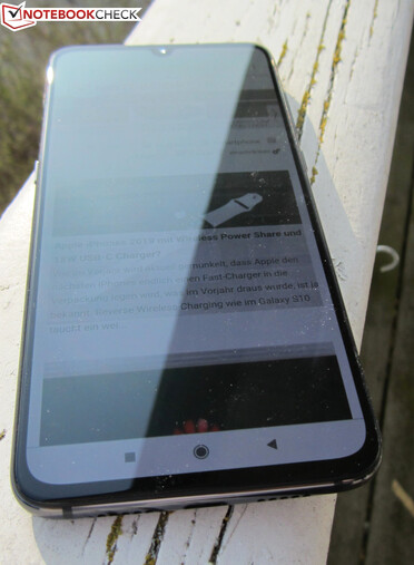 Usar el Xiaomi Mi 9 afuera en un día soleado