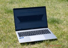 El GeekBook M16 en uso al aire libre bajo el sol