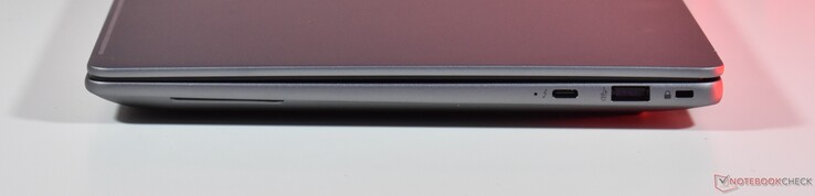 derecha: Thunderbolt 4, USB-A 3.2 Gen 2, ranura Nano Lock