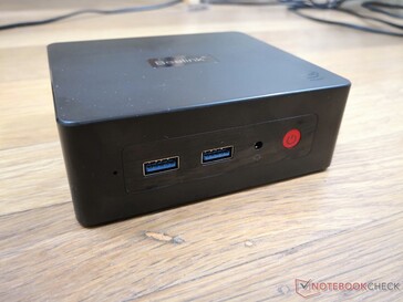 Frontal: 2 USB-A 3.0, conector de audio de 3,5 mm, botón de encendido