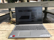 Uso de IdeaPad 720 al aire libre bajo el sol.