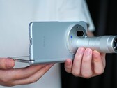 El Vivo X Fold 6, que aparece aquí con su teleconvertidor Zeiss, estará disponible en cuatro colores. Se ha sometido a pruebas de resistencia en un nuevo vídeo promocional.