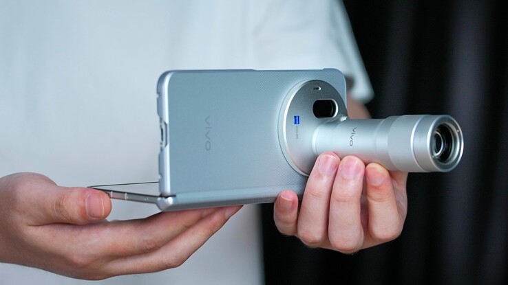 El Vivo X Fold6 es compatible con el Vivo Zeiss Telephoto Extender Gen 2