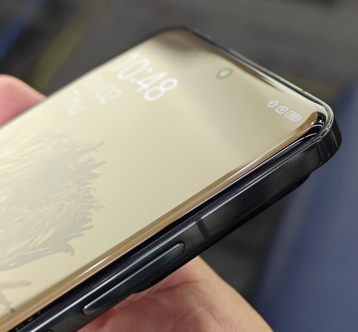 El cristal curvado cuádruple del Xiaomi 14 Pro sobre la nueva pantalla AMOLED de 3000 nits. (Imagen: Ben's Gadget Reviews)