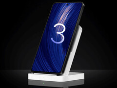 Poco F7 Ultra se convierte en el primer teléfono de la marca Poco en recibir la actualización HyperOS 3. En la imagen: el teléfono en un cargador inalámbrico. (Fuente de la imagen: Xiaomi - editado)