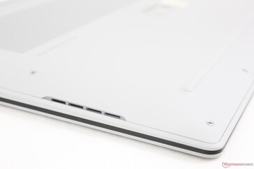 Bordes y esquinas redondeados con rejillas de altavoz descendentes