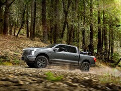 El F-150 Lightning Pro de Ford incorpora una transmisión AWD de doble motor para hacer travesuras fuera de la carretera. (Fuente de la imagen: Ford)