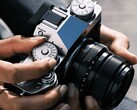 Según se informa, el sucesor de la Fujifilm X-T5 que aparece en la imagen se ha retrasado.