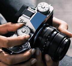 Según se informa, el sucesor de la Fujifilm X-T5 que aparece en la imagen se ha retrasado.
