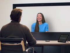 Un usuario prueba la experiencia de videollamada 3D de Google Beam en I/O 2025 (Fuente de la imagen: Google)