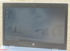 El ProBook en el exterior (se toma a la luz directa del sol en un día soleado; el sol está detrás del dispositivo).