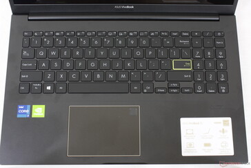 Disposición de las teclas y fuente similares a las de otros portátiles VivoBook. La retroiluminación del teclado viene en tres niveles de brillo
