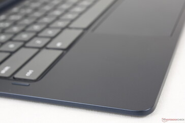 La cubierta del teclado es de metal o plástico liso en contraste con la cubierta de Alcantara de la serie Surface Pro