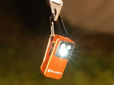 La linterna Olight Oclip 2 se puede colgar por el orificio de su clip.