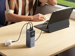 El UGREEN Nexode Power Bank 12000mAh 100W tiene dos puertos. (Fuente de la imagen: UGREEN)