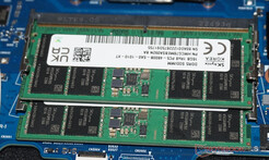 Dos ranuras de RAM, aquí ya ocupadas por el máximo de 32 GB.