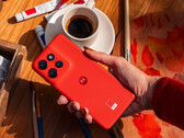 El Edge 50 Neo ejecuta Android 14 nada más sacarlo de la caja y cuenta con la certificación IP68. (Fuente de la imagen: Motorola)