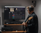 Un guitarrista toca frente a un monitor que muestra la aplicación StemKit.