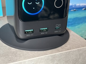 2x USB Tipo-A (30W cada uno) + Tipo-C (140W)