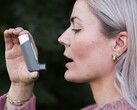 Una persona sosteniendo un inhalador (Fuente de la imagen: CNordic Nordic via Unsplash; recortada)