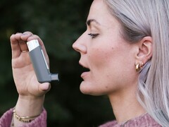 Una persona sosteniendo un inhalador (Fuente de la imagen: CNordic Nordic via Unsplash; recortada)