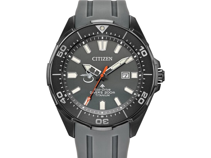 Citizen Promaster Seahawk x Sikorsky BN0207-06H con esfera gris, bisel de buceo negro, manecilla de los segundos naranja y correa de poliuretano gris.