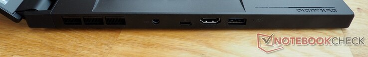 Lado izquierdo: Suministro de energía, Thunderbolt 4, HDMI 2.1, USB-A 3.2 Gen 2
