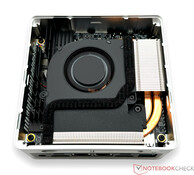 El Minisforum Venus Serie NAB9 con la cubierta inferior retirada