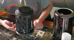 La carcasa de metal cepillado, a la derecha, junto a los potentes componentes internos, a la izquierda (Fuente de la imagen: TJ Ferreira en YouTube)