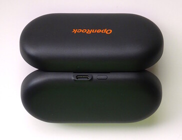 La funda de carga OpenRock Link 20 tiene un puerto USB-C y un botón de emparejamiento/reinicio en el borde trasero. (Fuente de la imagen: Notebookcheck)