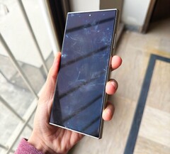 El Samsung Galaxy S24 Ultra ya está mostrando una antiestética decoloración de la pantalla en algunos usuarios (Fuente de la imagen: @xeetechcare, X)