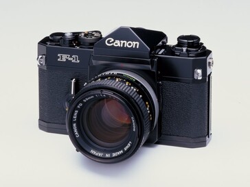 La Canon F-1 fue una cámara réflex de objetivo único emblemática de la década de 1970 y se ha convertido en una de las favoritas de los fotógrafos analógicos aficionados por su calidad de construcción estelar y su atractivo aspecto. (Fuente de la imagen: The Canon Camera Museum)