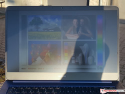 Uso del MateBook D 14 W50F al aire libre bajo el sol
